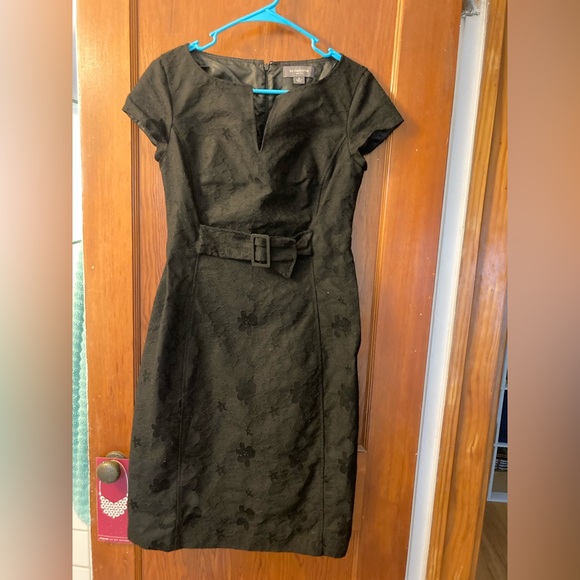 Little Black Dress with Belt and Floral Print - Liz Claiborne Dress 🖤✨🖤✨ - Picture 10 of 11